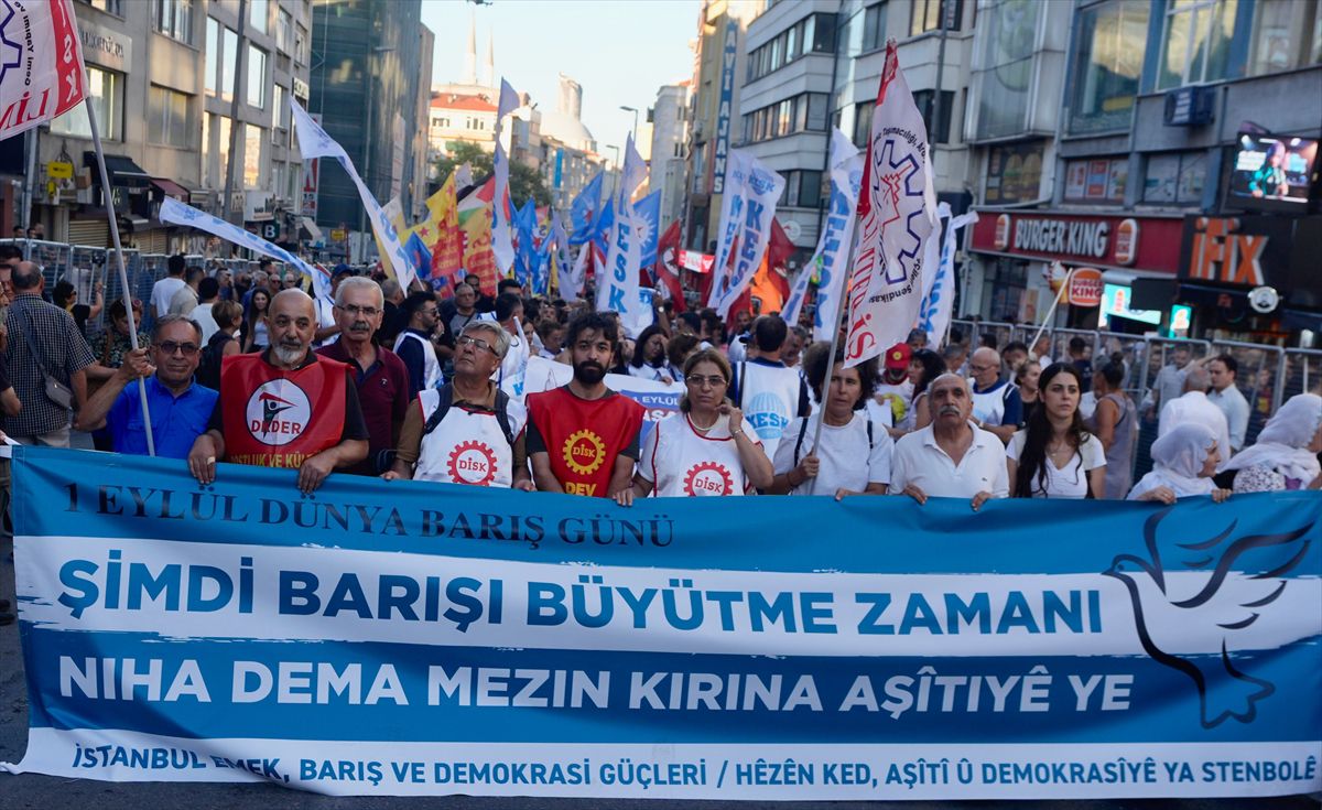 Kadıköy'de Dünya Barış Günü Yürüyüşü