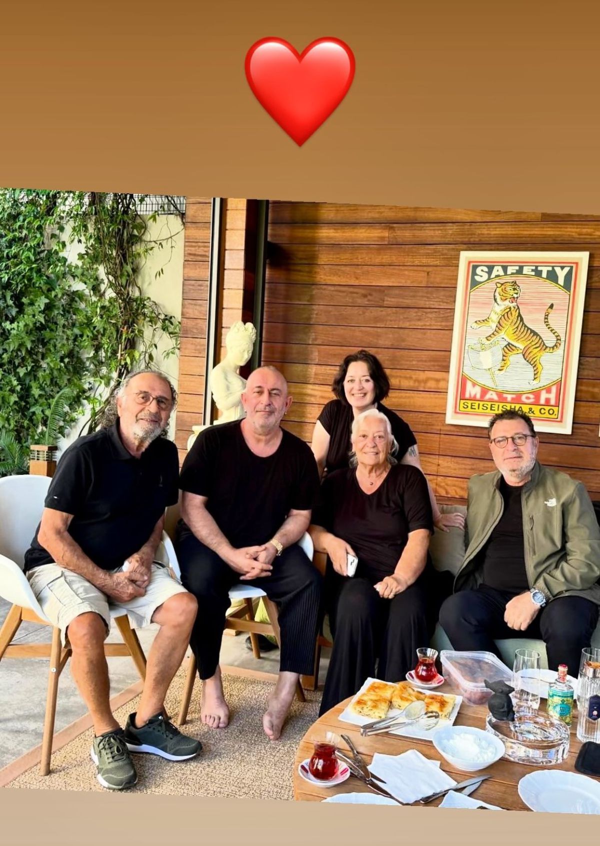 Cem Yılmaz taburcu oldu, ailesiyle ilk fotoğrafını paylaştı
