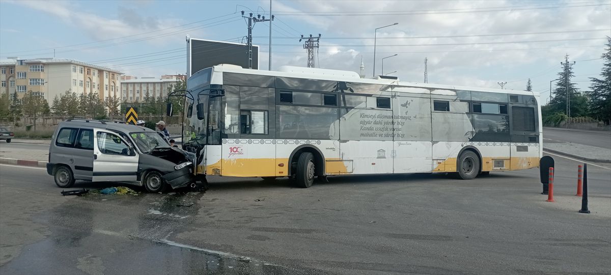 Karaman'da Otobüs-Ticari Araç Çarpıştı: 5 Yaralı