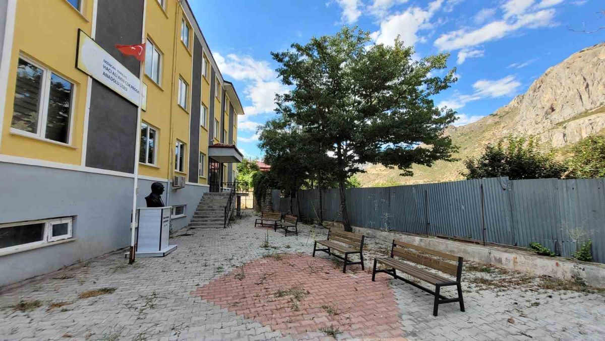 Kemaliye'de İstinat Duvarı Endişesi