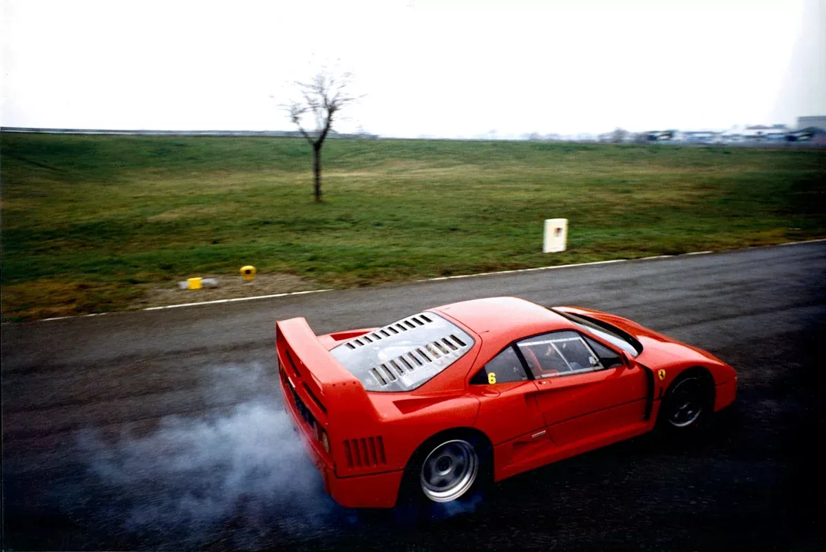 Lewis Hamilton, Hayalindeki Ferrari F40'ı Yeniden Hayata Döndürüyor