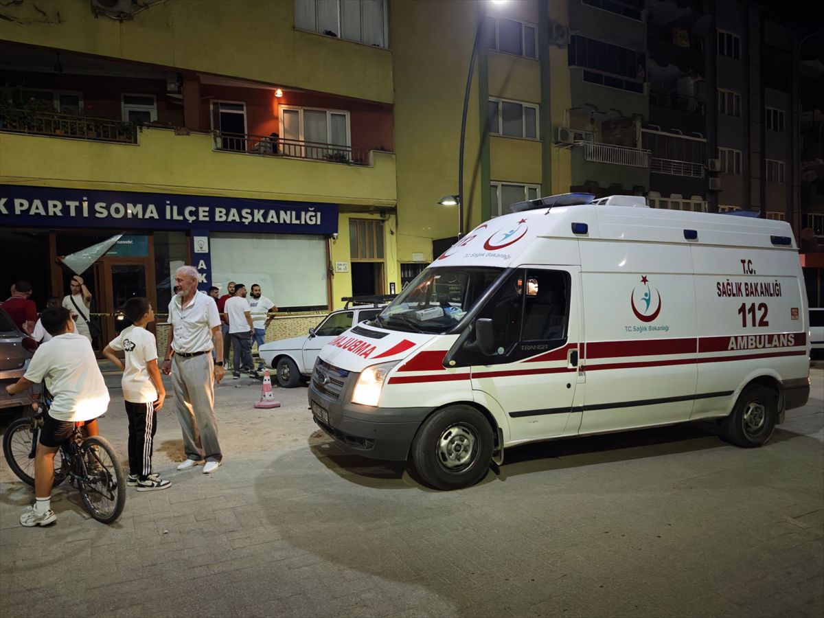 Soma'da Kontrolden Çıkan Araç AK Parti Binasına Girdi