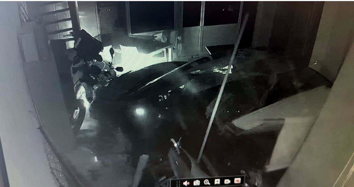 Mersin'de Otomobil İş Yerine Girdi: 1 Yaralı