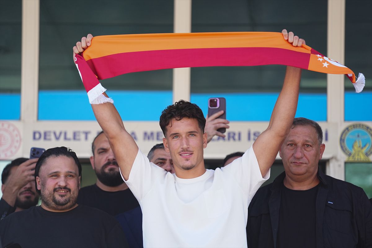 Milli futbolcu Deniz Gül, Galatasaray için İstanbul'a geldi