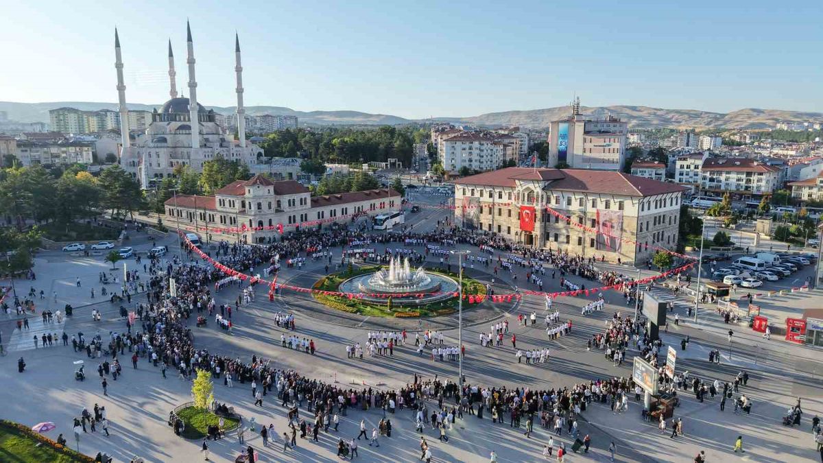 Sivas’ta 1058 Kişilik Dev Halay