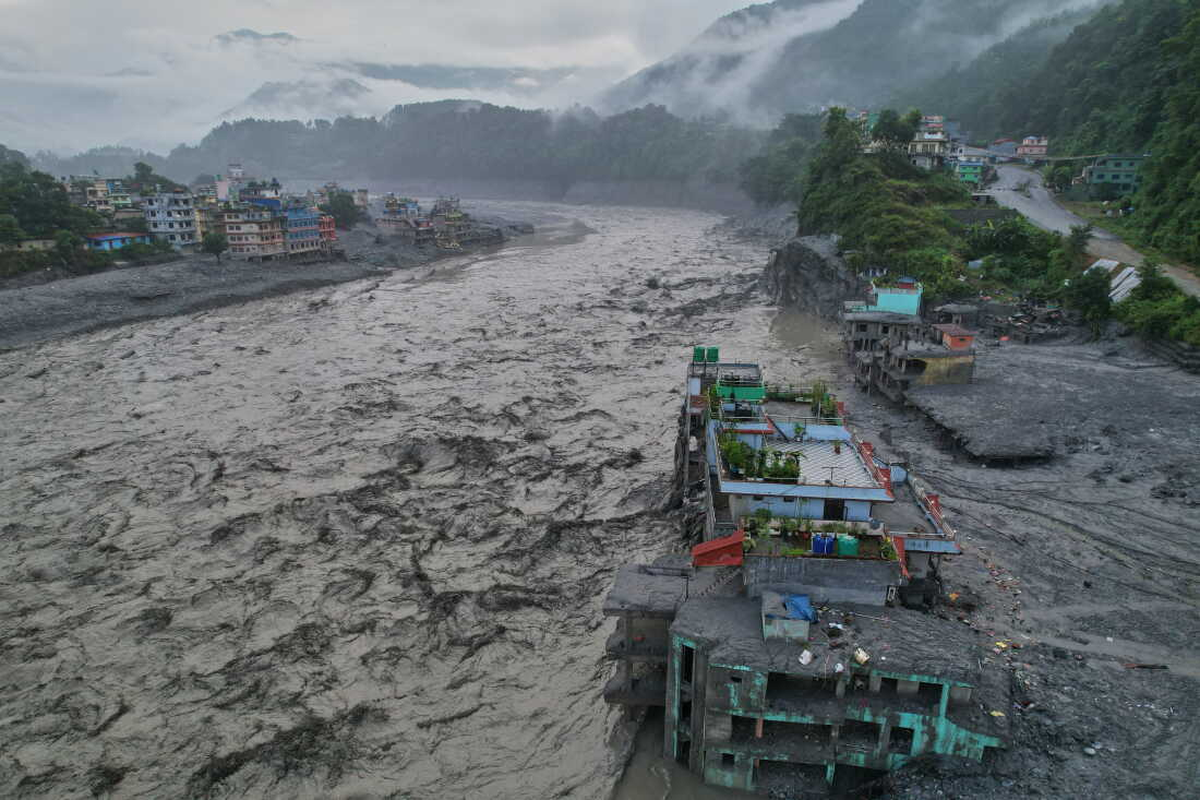 Nepal'de Sel Felaketi: 939 Ölü, 300 İşçi Mahsur