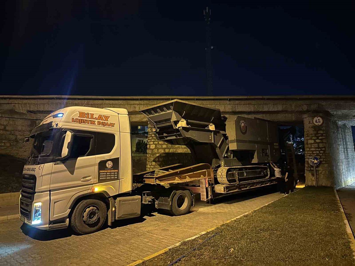 Osmaniye’de taş kırma makinesi yüklü tır köprüye sıkıştı