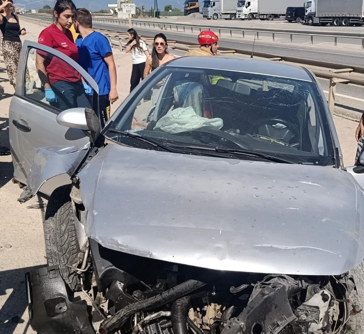 Orhangazi'de otomobil orta refüje daldı: 3 yaralı