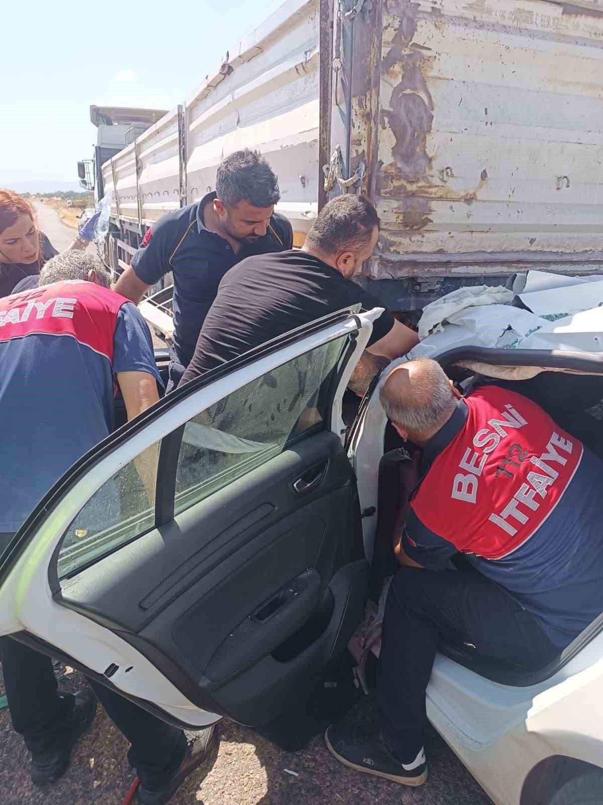 Besni'de Otomobil Tıra Çarptı: 1 Ağır Yaralı