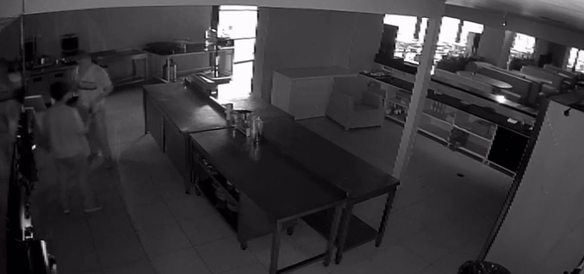 Hırsızlar Kafede Sucuklu Yumurta Yaptı
