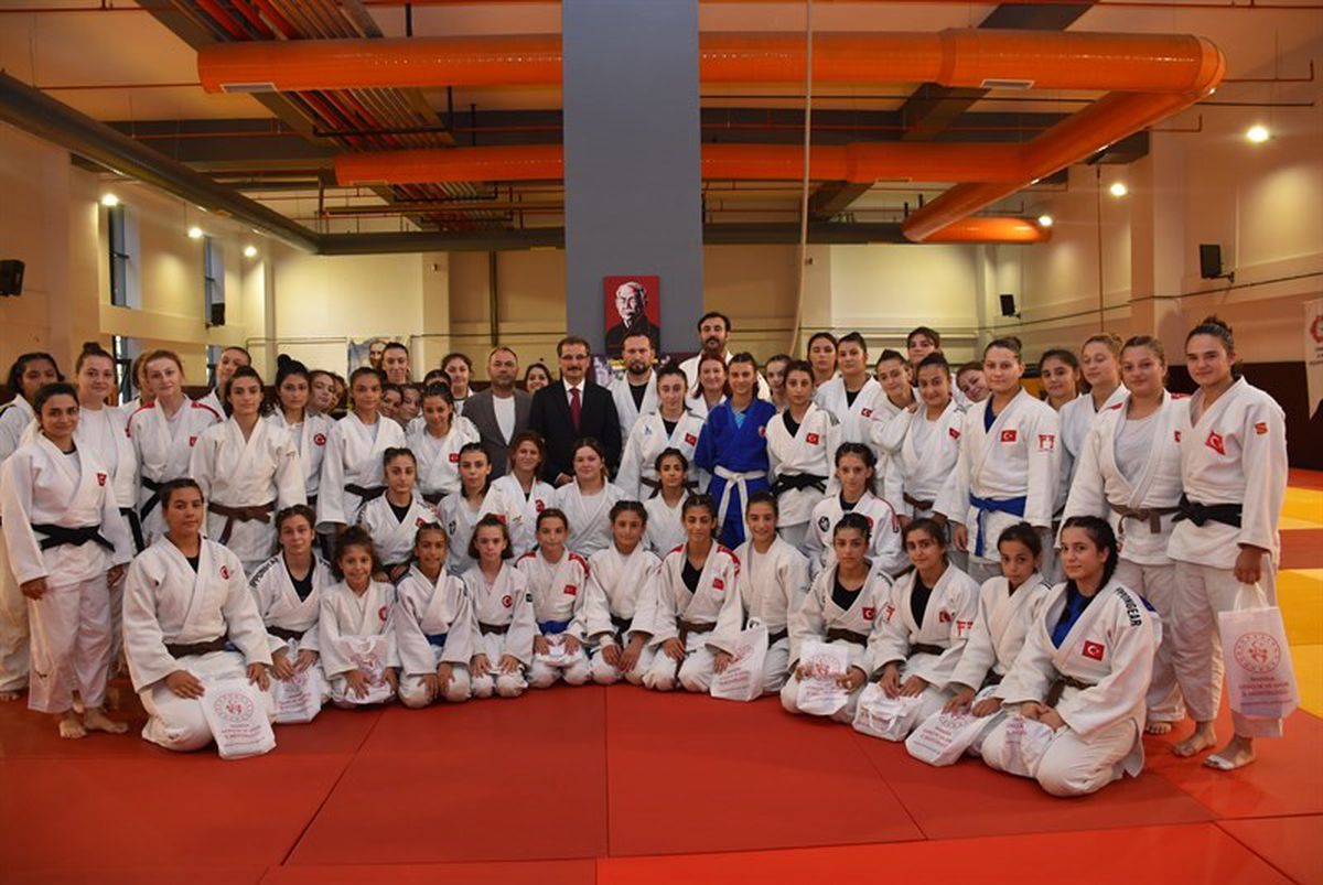 Salihli'de Yıldız Kadın Judo Milli Takım Kampı Sürüyor