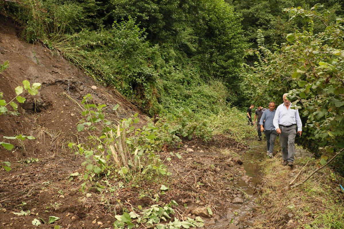 Salıpazarı'nda Sağanak Heyelana Yol Açtı, Yollar Ulaşıma Kapandı