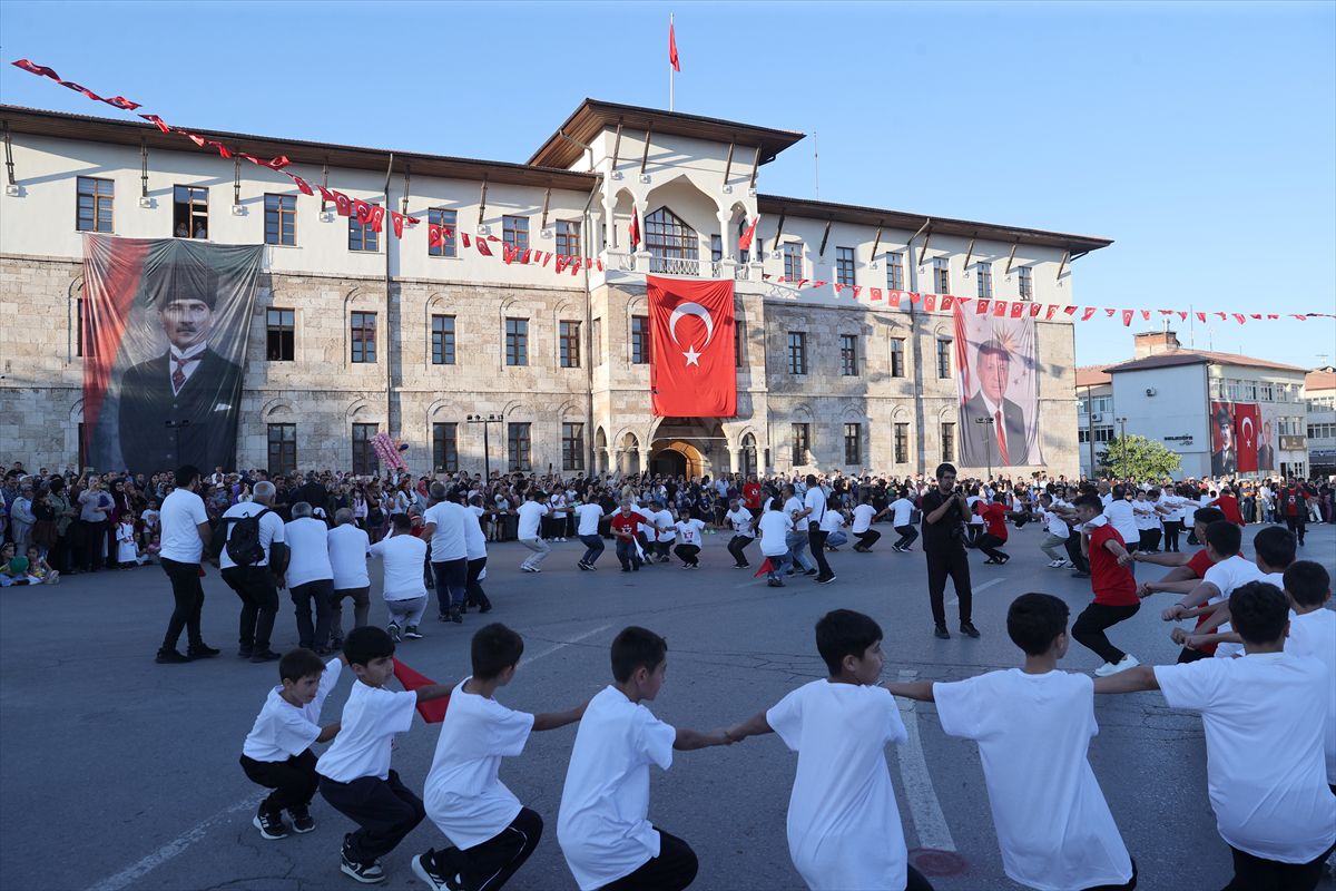Sivas'ta 1058 Kişiyle Rekor Halay