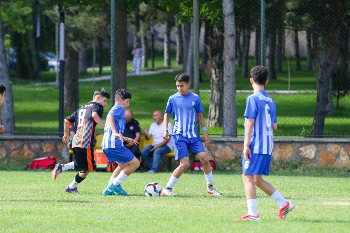 Sivas'ta U-15 Futbol Turnuvası Başladı