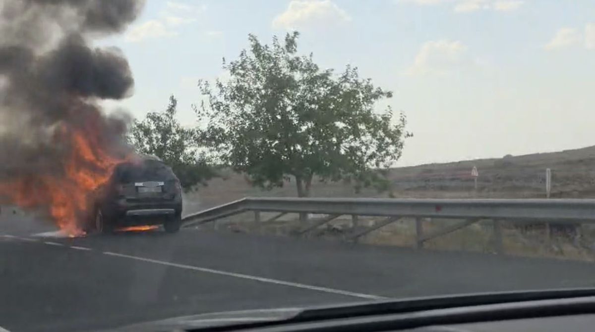 Siverek'te Yangın: Otomobil Kullanılamaz Hale Geldi