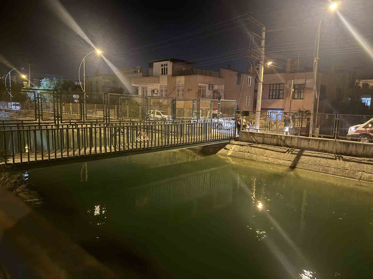 Tarsus'ta Sulama Kanalına Düşen 2 Kardeşten Biri Kurtarıldı, Diğeri Aranıyor