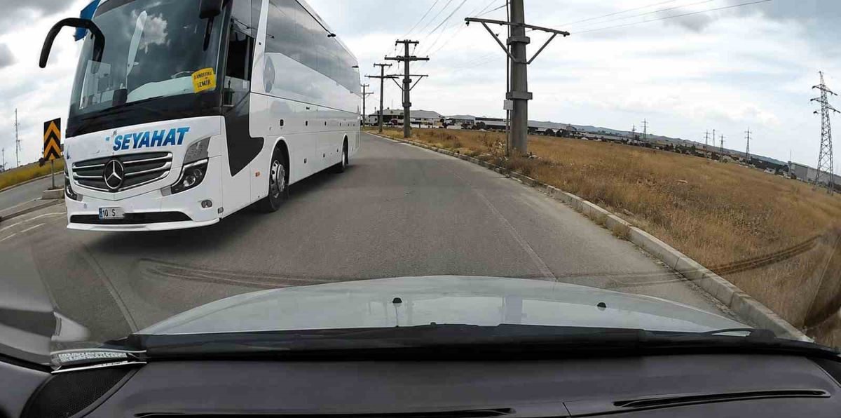 Ters yönden çıkan yolcu otobüsü tepki çekti