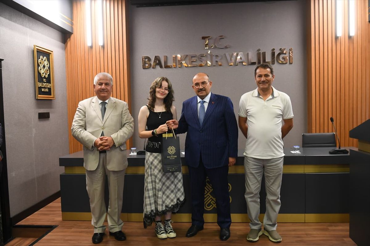 Vali Ustaoğlu'ndan öğrencilere 'gurur tablosu' övgüsü