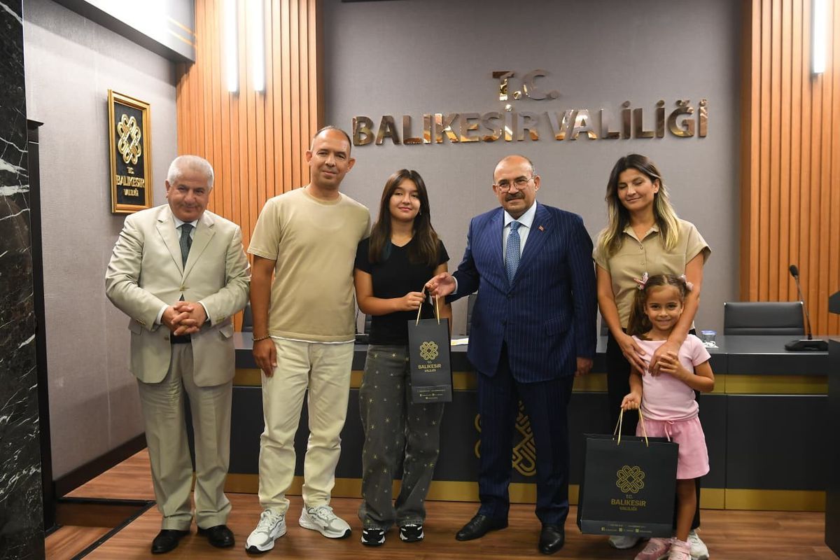 Balıkesir Valisi'nden LGS ve YKS'de Büyük Başarı Gösteren Öğrencilere Tebrik
