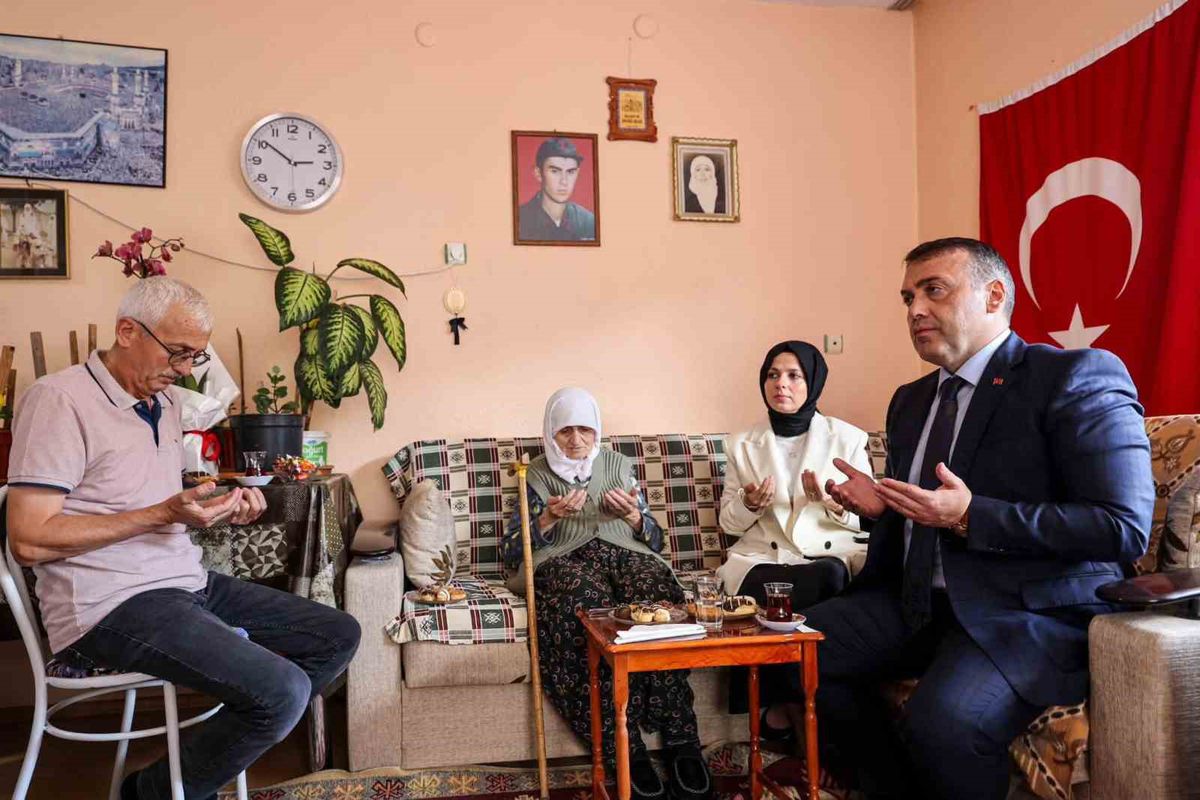 Vali Sözer, 'Şeker Nine'yi Evinde Ziyaret Etti