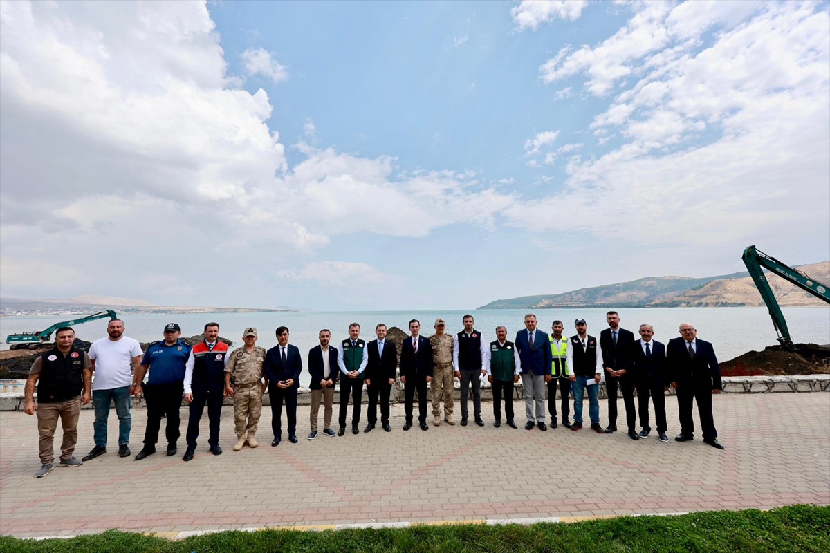 Van Gölü Dip Çamuru Temizliği Denetlendi