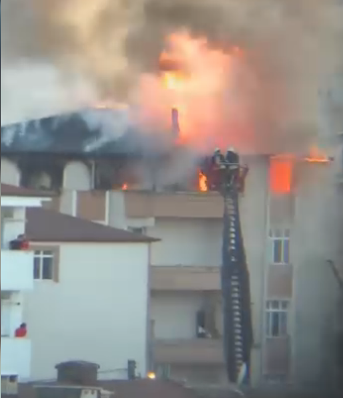 Darıca'da çatı yangını korkuttu