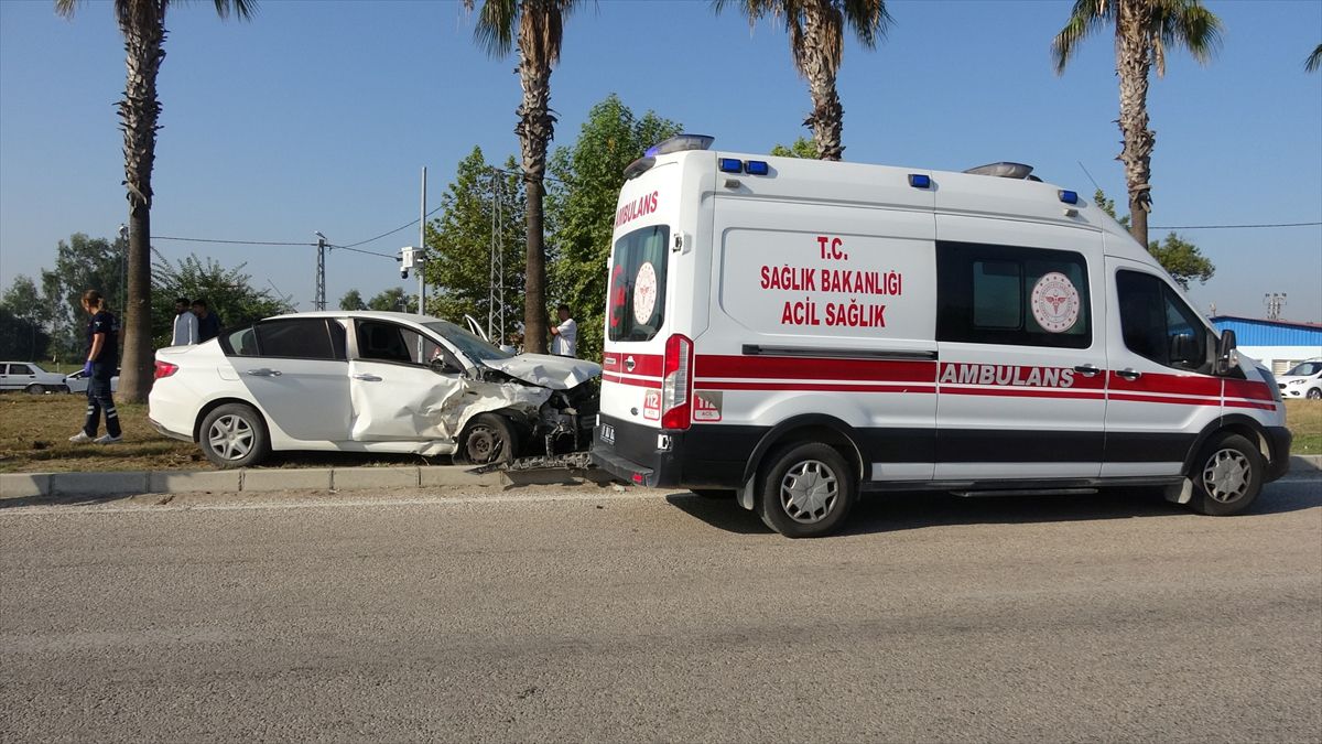 Adana'da otomobilin minibüse çarptığı kazada 1 kişi öldü, 3 kişi yaralandı