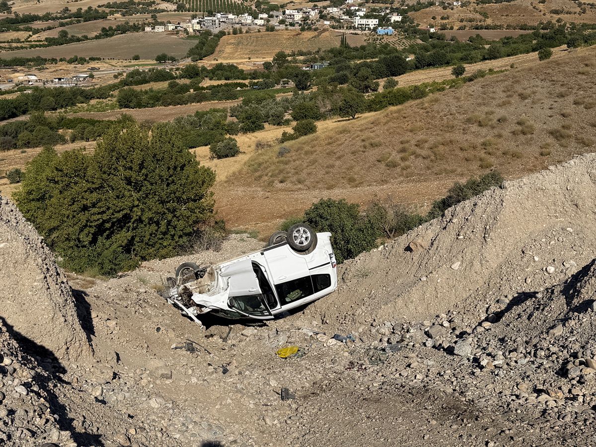 Şarampole devrilen araçta 4 yaralı