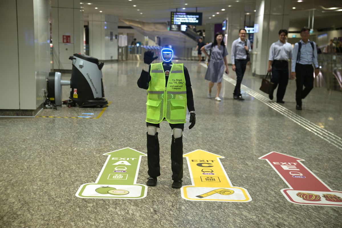 Singapur'da İnsansı Robot Olly MRT'de Göreve Başladı