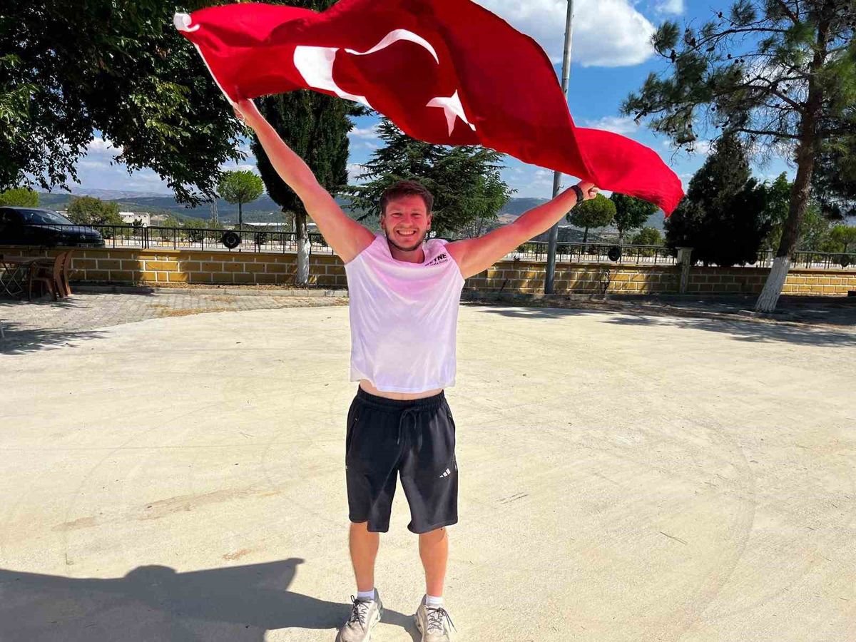 Buldanlı gurbetçi Mustafa Güzel, 53 günlük koşunun ardından memleketine ulaştı