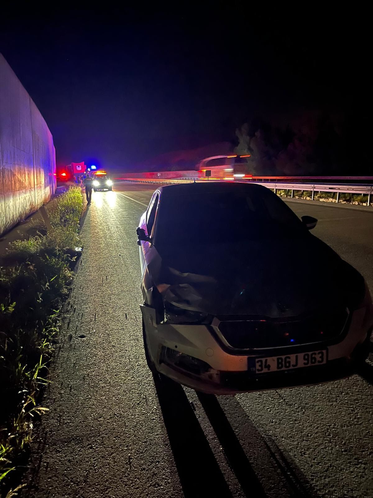 Amasya'da Tır Tamiri Sırasında Otomobil Çarptı: 1 Ağır Yaralı