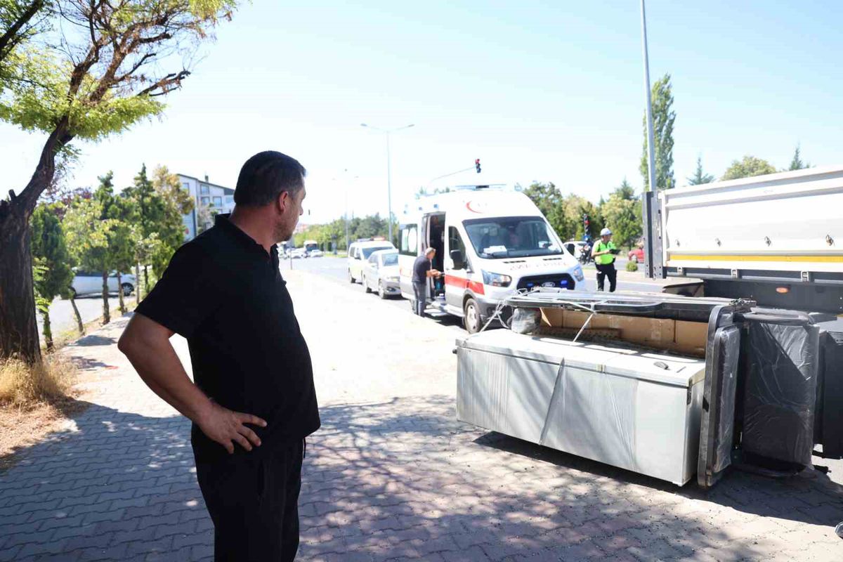 Ambulansa Yol Verirken Motosiklete Çarptı