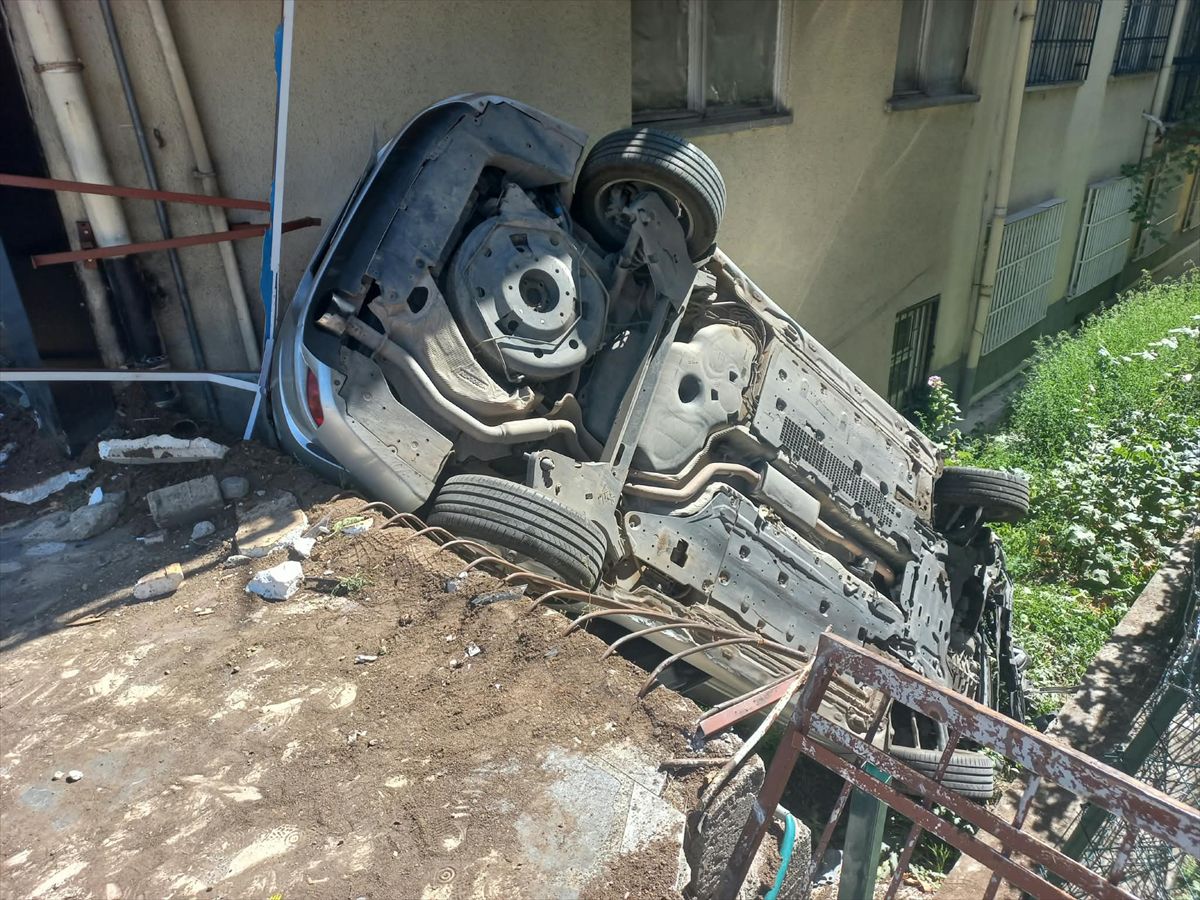 Altındağ'da Kaza: Otomobil Bahçeye Düştü, 1 Yaralı