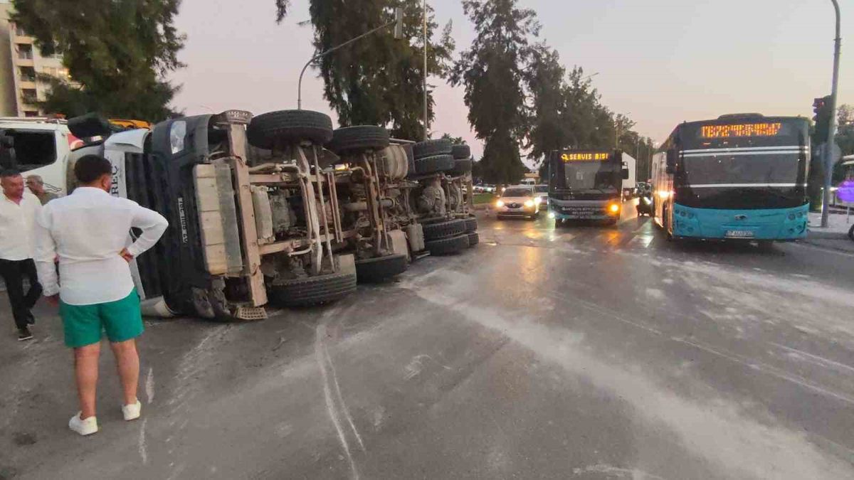 Antalya'da Beton Mikseri Devrildi: Sürücü Yaralandı