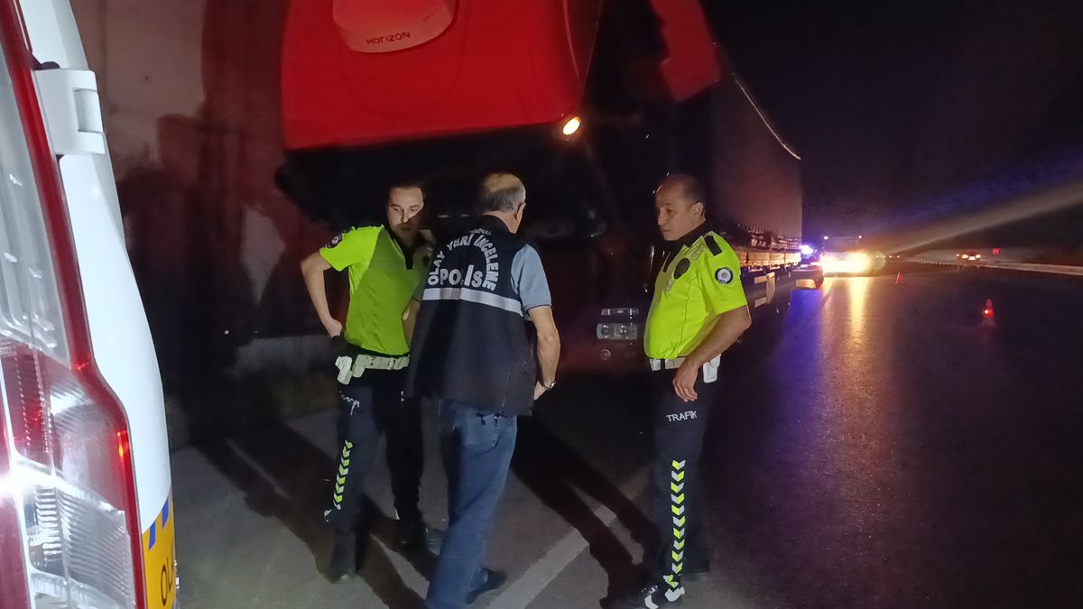 Arızalanan TIR’ı tamir ederken otomobil çarptı; 1 ağır yaralı