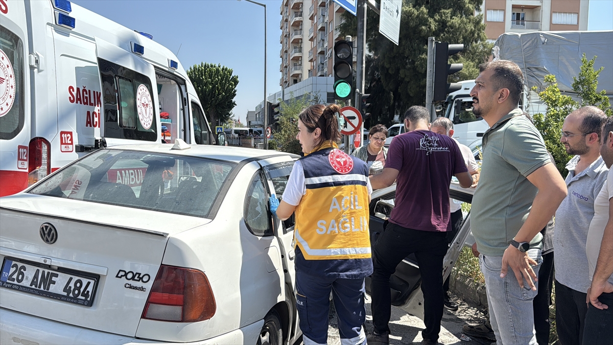 Efeler'de Trafik Kazası: 4 Yaralı