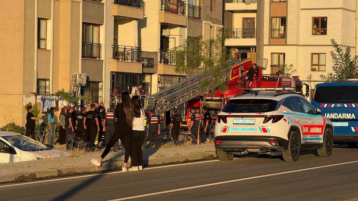 Diyarbakır'da Balkonda Asılı Kalan Kadın Komşusunun Müdahalesiyle Kurtarıldı