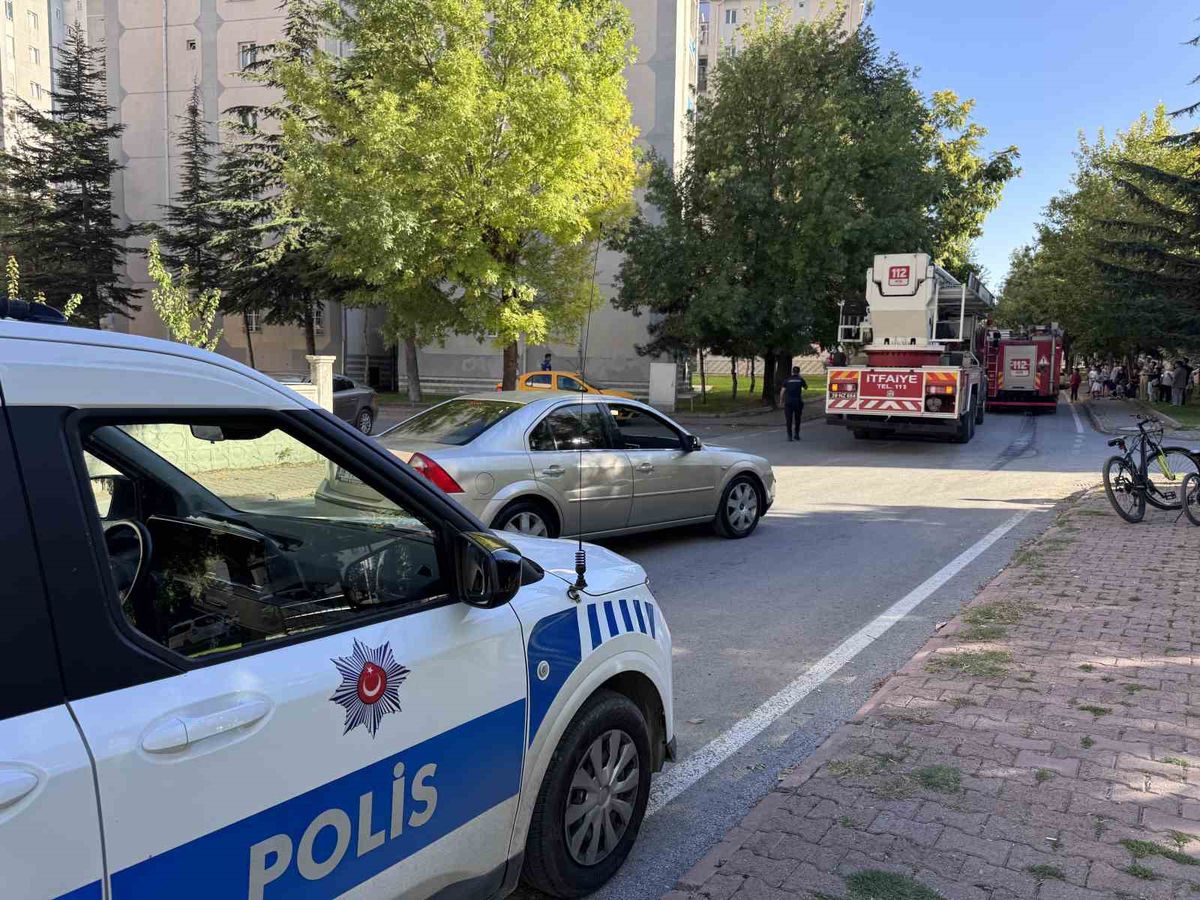 Balkon yangını eve sıçramadan söndürüldü