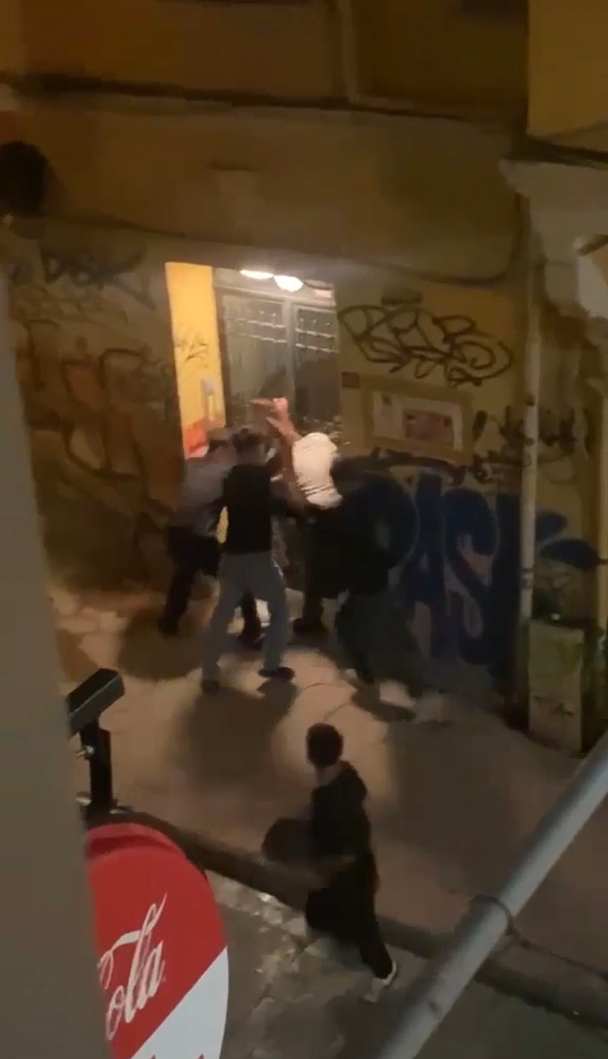 Sokakta darbedip telefon ve parayı gasp ettiler: 4 çocuğa tutuklama
