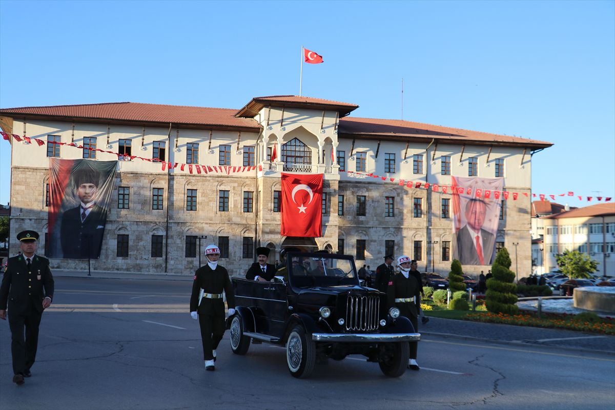 Sivas'ta Atatürk'ün Gelişi Temsili Canlandırıldı