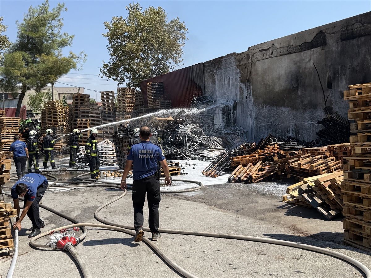 Denizli'de Palet Fabrikasında Yangın Söndürüldü