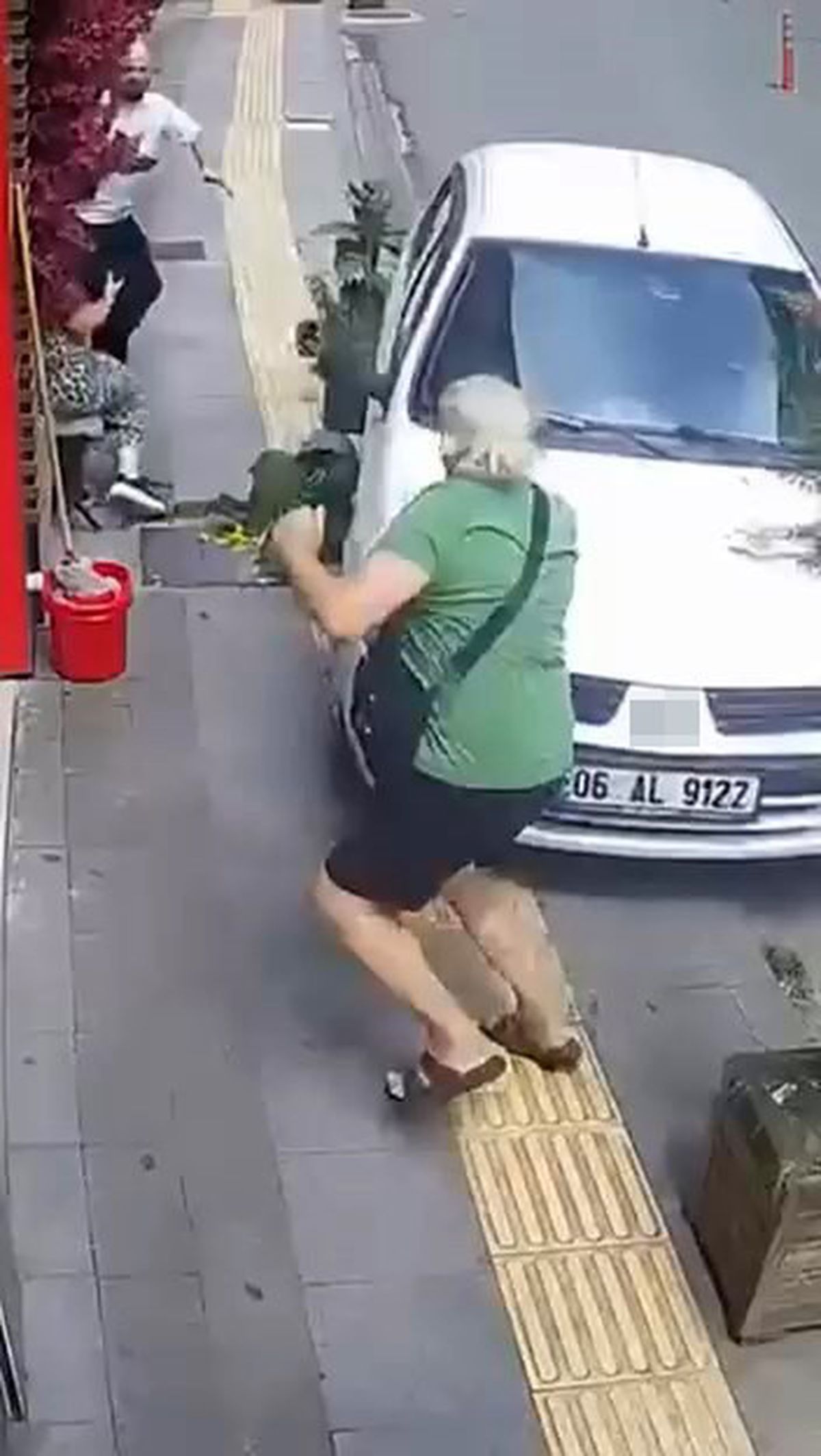 El Freni Çekilmeyen Araç Yayayı Ezmedi