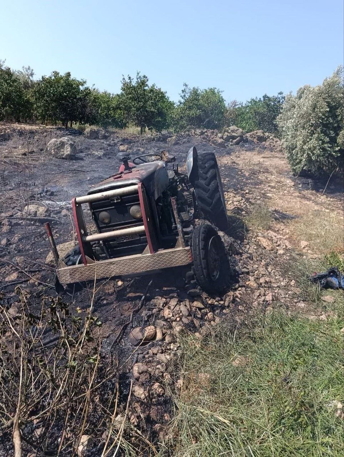 Hatay'ın Erzin İlçesinde Otluk Yangını Traktörü Kullanılmaz Hale Getirdi
