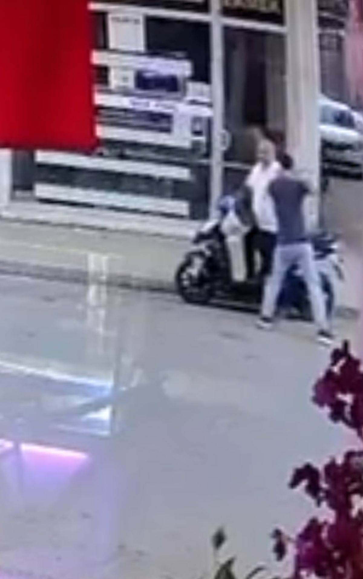 Kumluca'da Esnafa Bıçaklı Saldırı: Saldırgan 'Oyun Bitti' Deyip Teslim Oldu