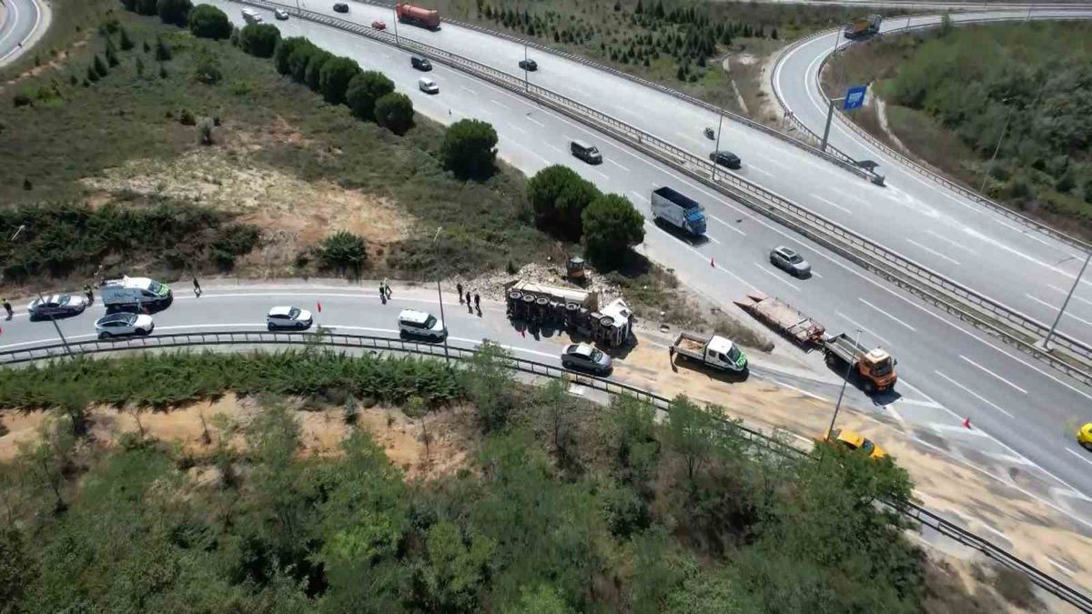 Eyüpsultan'da Hafriyat Kamyonu Devrildi: 1 Yaralı
