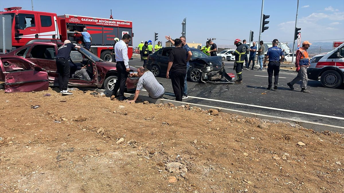 Gaziantep'te iki otomobilin çarpıştığı kazada 5 kişi yaralandı