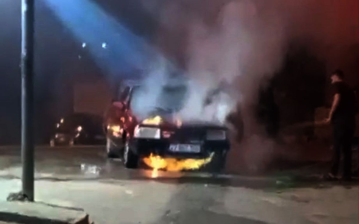 Kırmızı Işıkta Beklerken Otomobil Alev Aldı