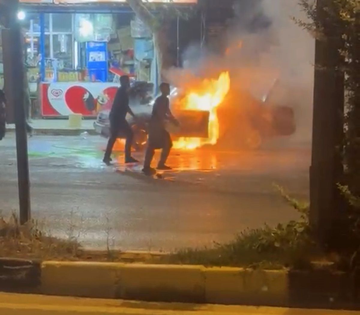 Park Halindeki Otomobil Alev Alev Yandı