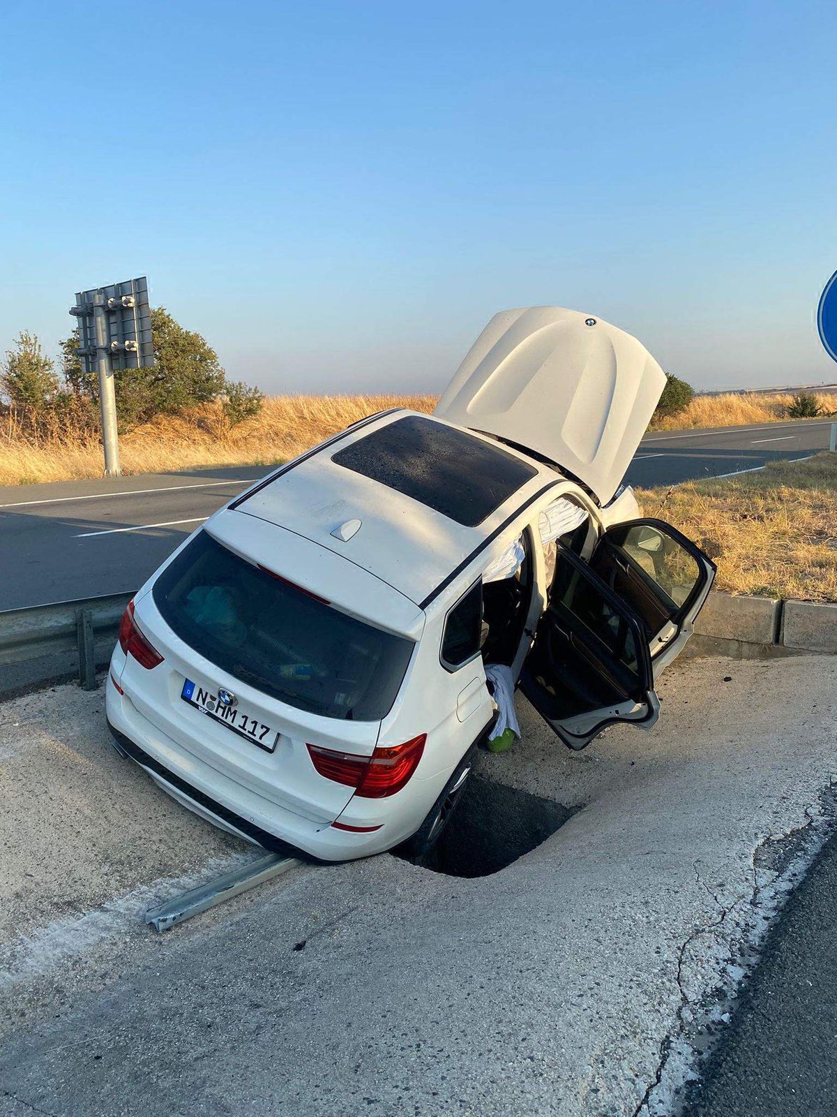 Keşan'da Gurbetçi Ailenin Otomobili Kavşak Duvarına Çarptı: 4 Yaralı