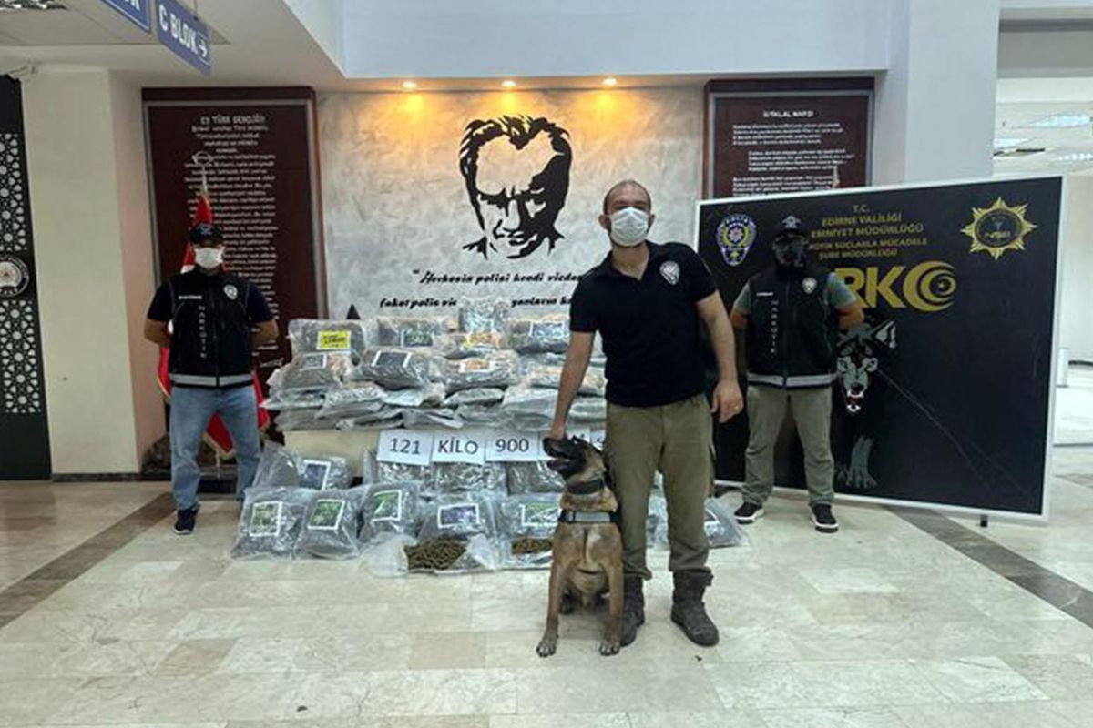 TIR'ın dorsesini açan ekipler şaşkına döndü! Onlarca kilogram bulundu